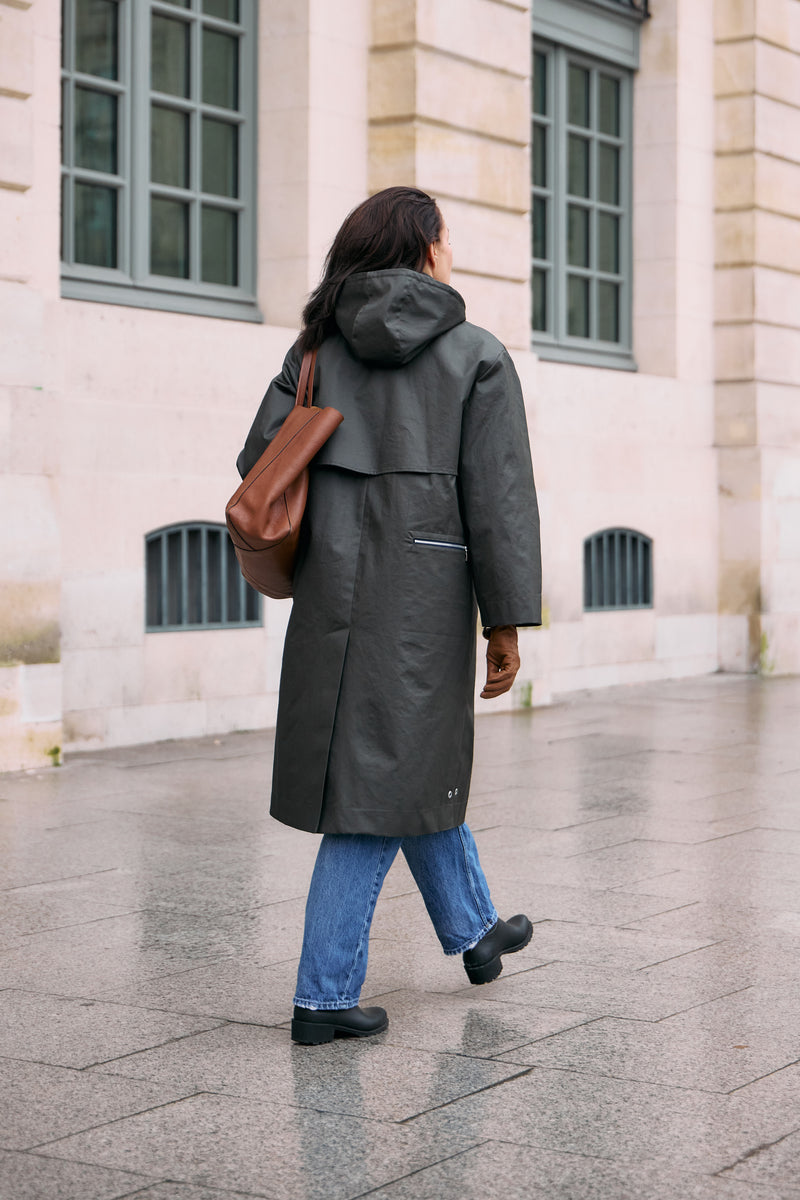 PARKA LOLA COW en coton enduit déperlant disponible en coloris olive, blueblack, craie