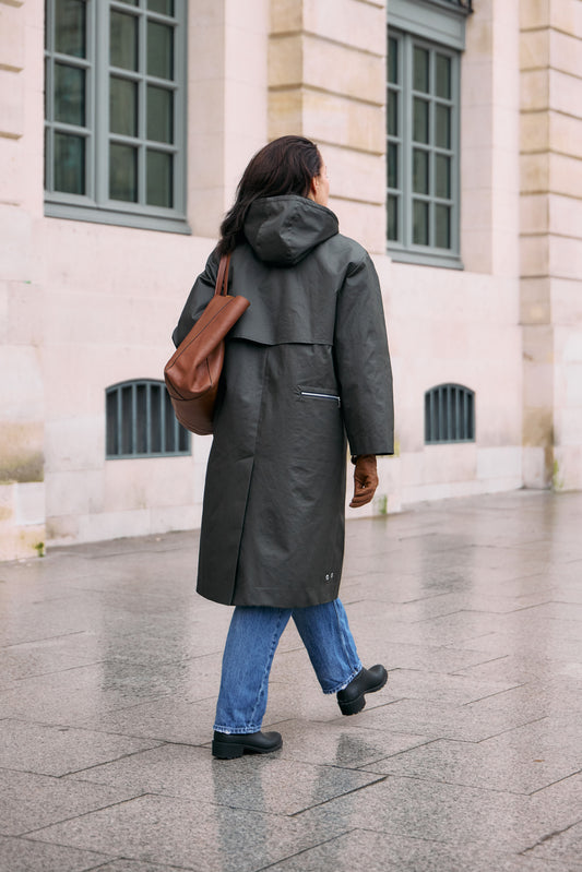 PARKA LOLA en coton enduit déperlant coloris olive avec doublure amovible en fausse fourrure bouclette