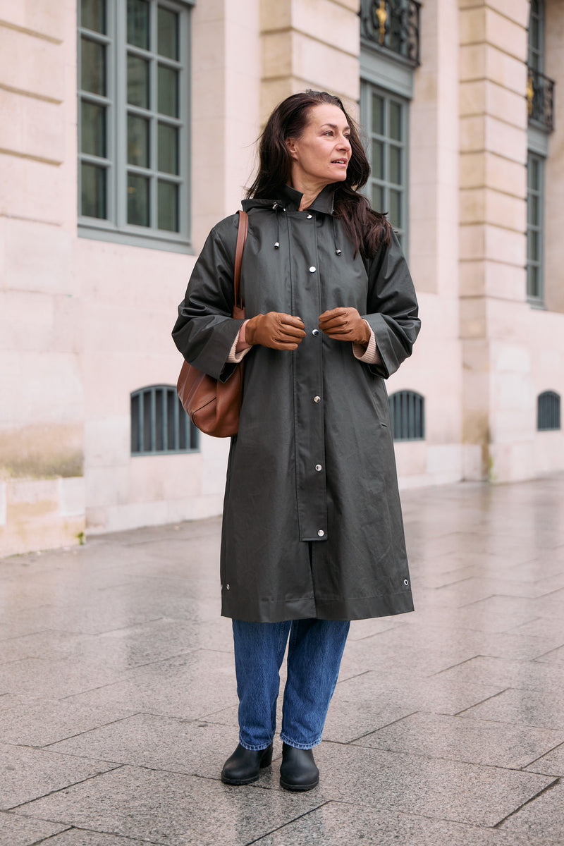 PARKA LOLA en coton enduit déperlant coloris olive avec doublure amovible en fausse fourrure bouclette