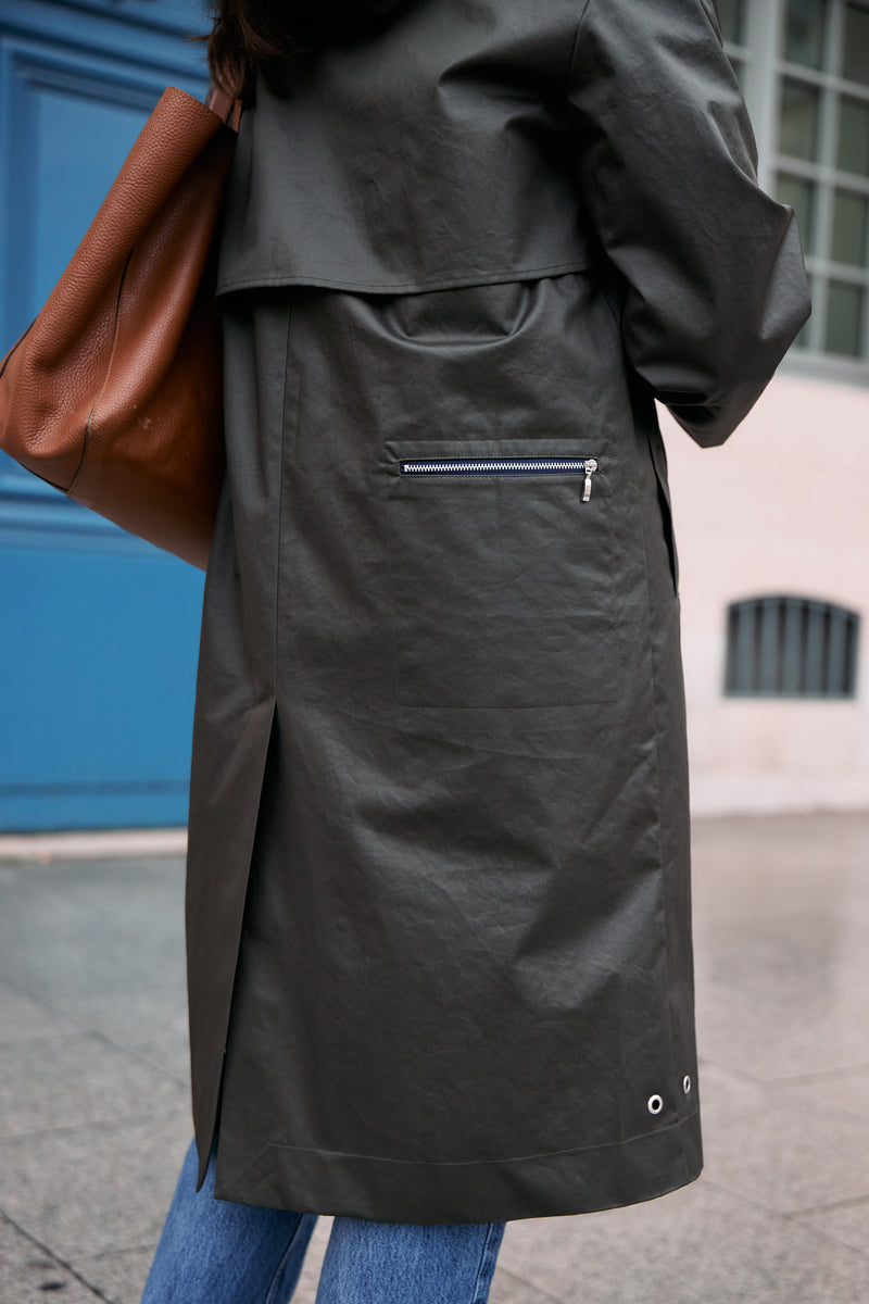 PARKA LOLA en coton enduit déperlant coloris olive avec doublure amovible en fausse fourrure bouclette