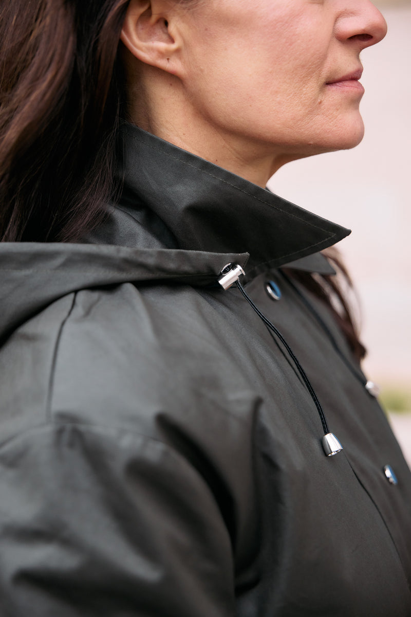 PARKA LOLA en coton enduit déperlant coloris olive avec doublure amovible en fausse fourrure bouclette