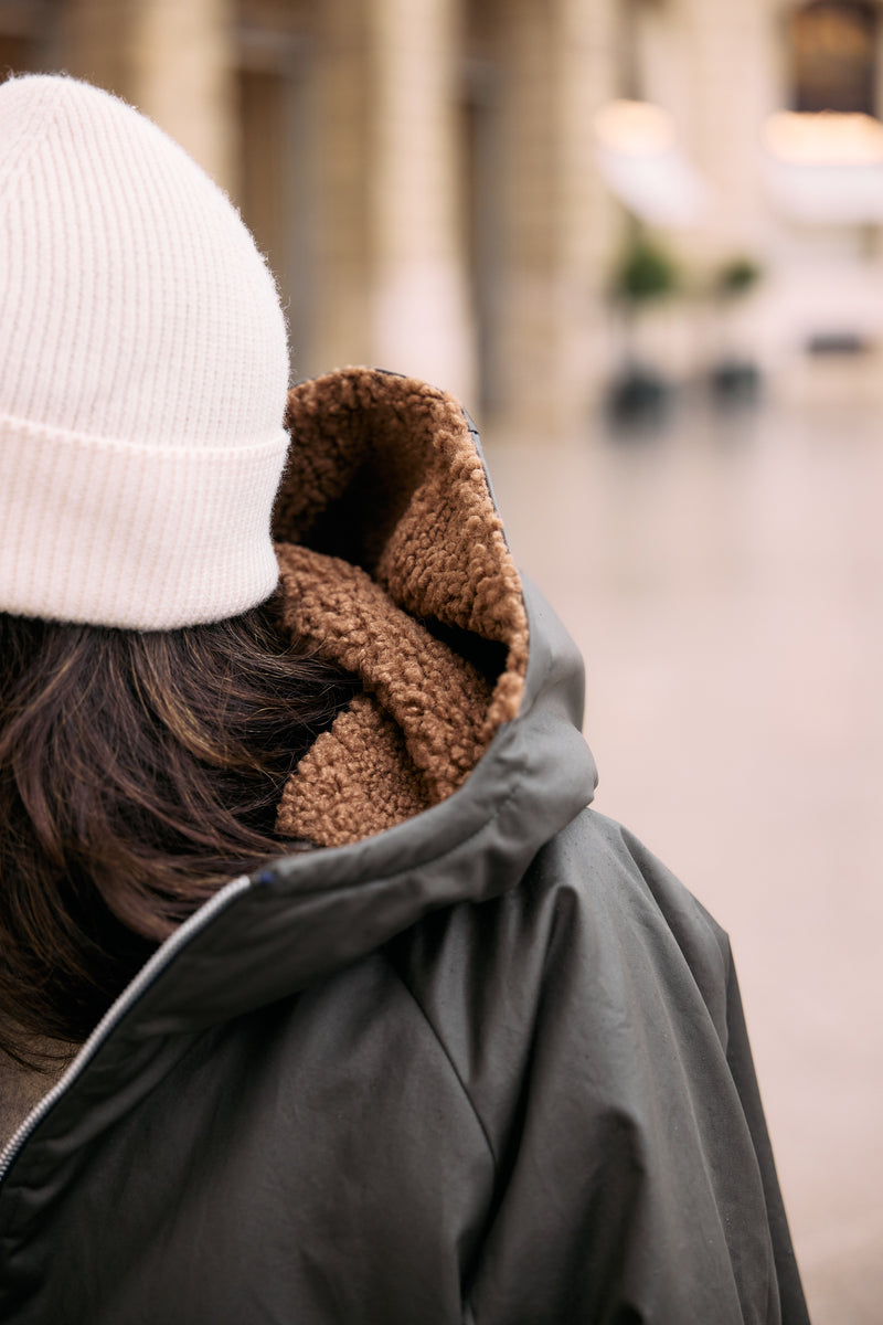 PARKA SOFIA en coton enduit déperlant coloris olive avec doublure en fausse fourrure bouclette