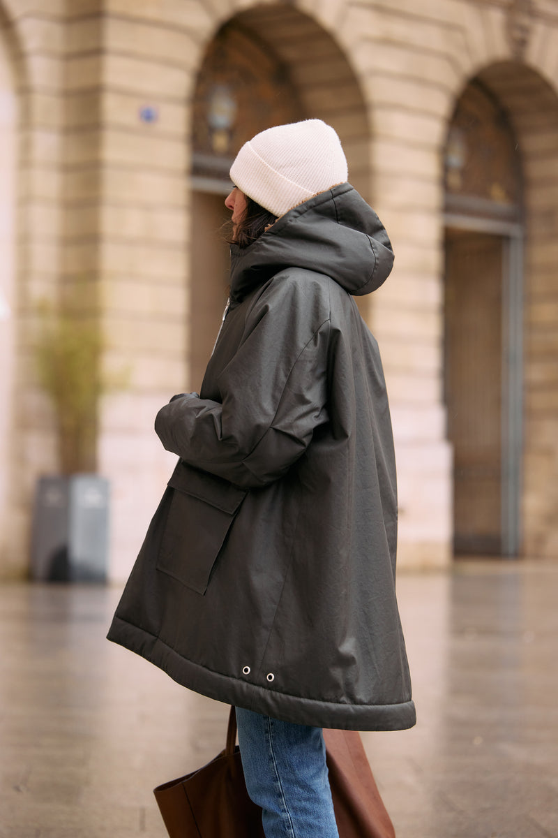 PARKA SOFIA en coton enduit déperlant coloris olive avec doublure en fausse fourrure bouclette