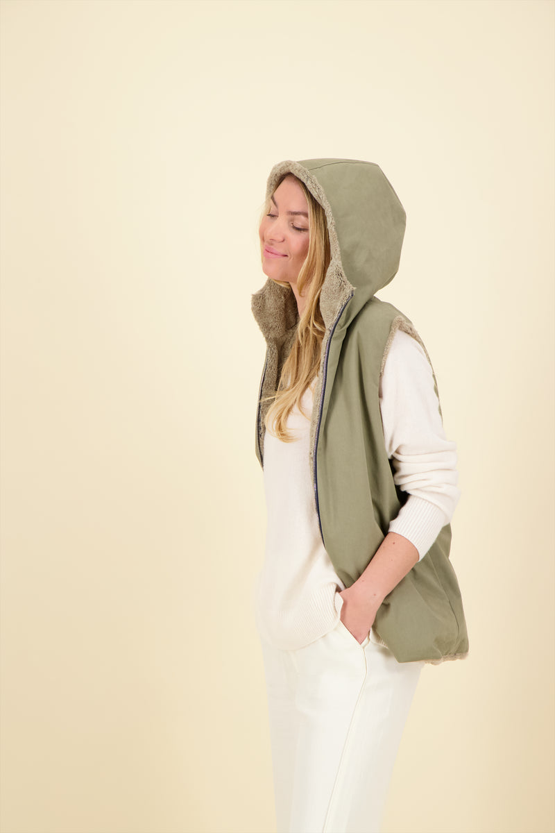 GILET REVERSIBLE EN COTON DÉPERLANT ET FAUSSE FOURRURE COLORIS BEIGE