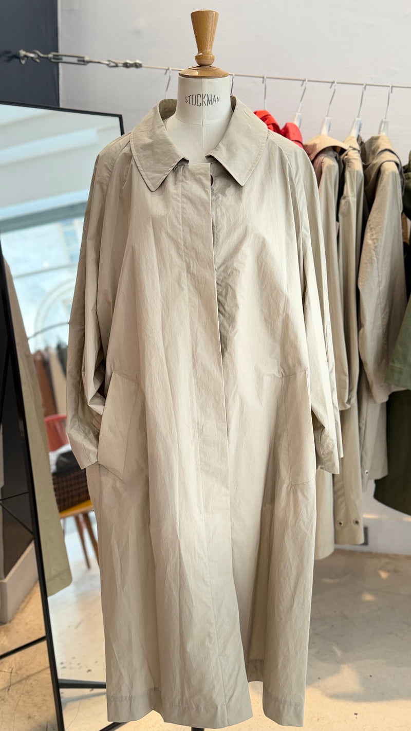 MANTEAU CAMILLE EN COTON DÉPERLANT SABLE