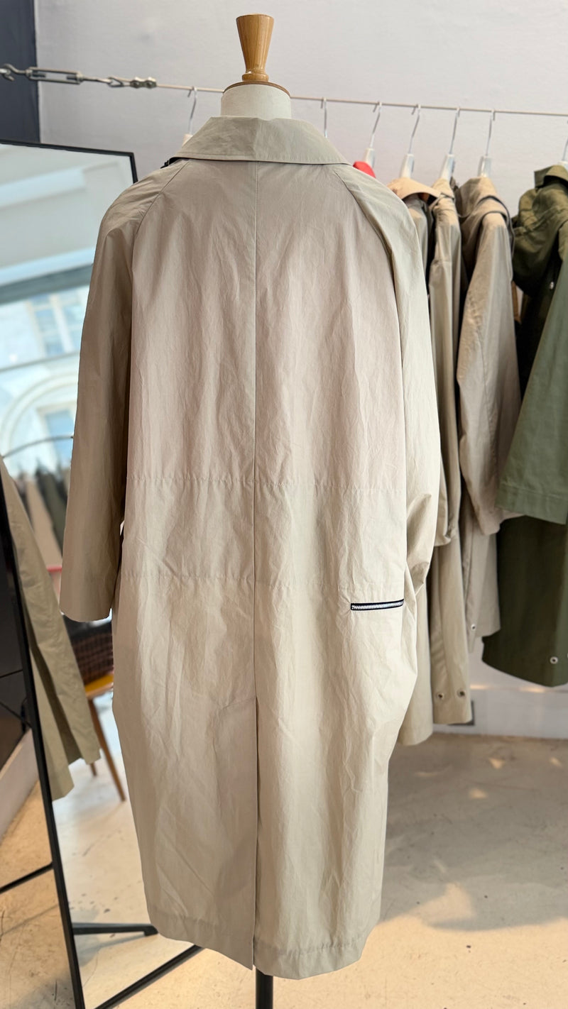 MANTEAU CAMILLE EN COTON DÉPERLANT SABLE