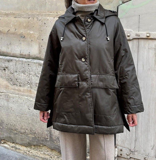 PARKA INAYA en coton enduit déperlant coloris olive avec doublure en fausse fourrure
