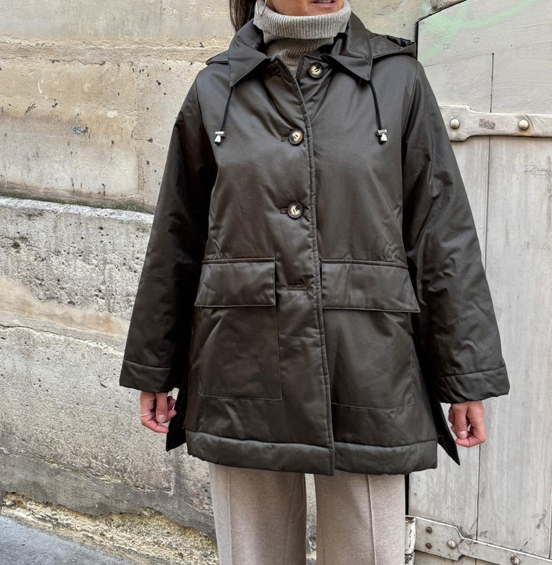 PARKA INAYA en coton enduit déperlant coloris olive avec doublure en fausse fourrure