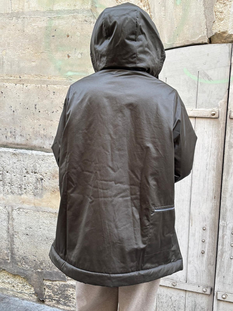 PARKA INAYA en coton enduit déperlant coloris olive avec doublure en fausse fourrure