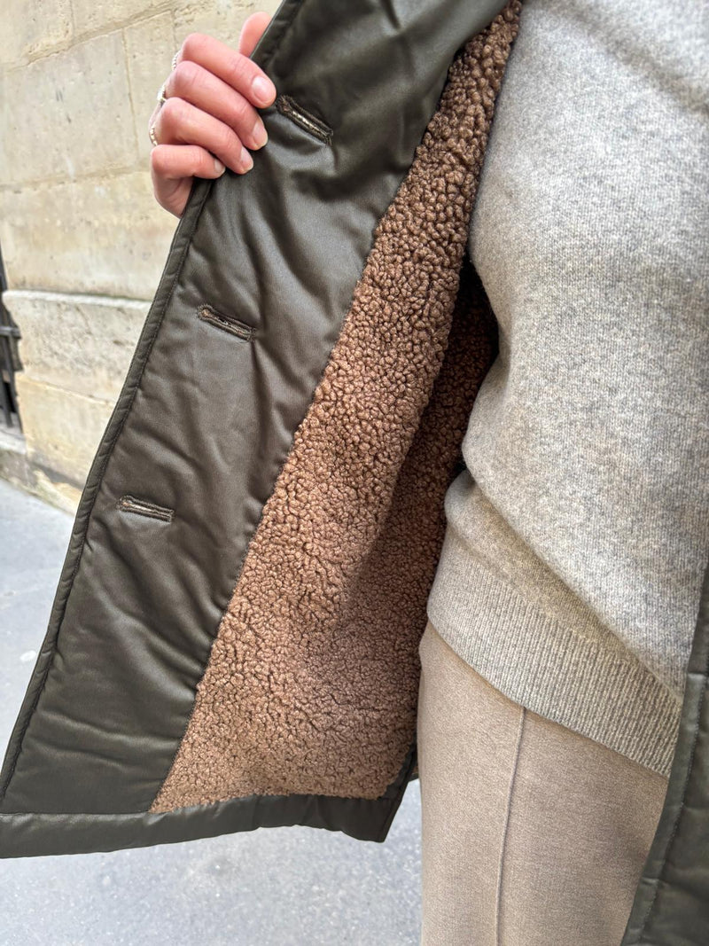 PARKA INAYA en coton enduit déperlant coloris olive avec doublure en fausse fourrure