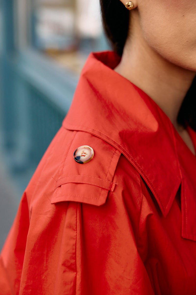 TRENCH LEA EN COTON DÉPERLANT ROUGE
