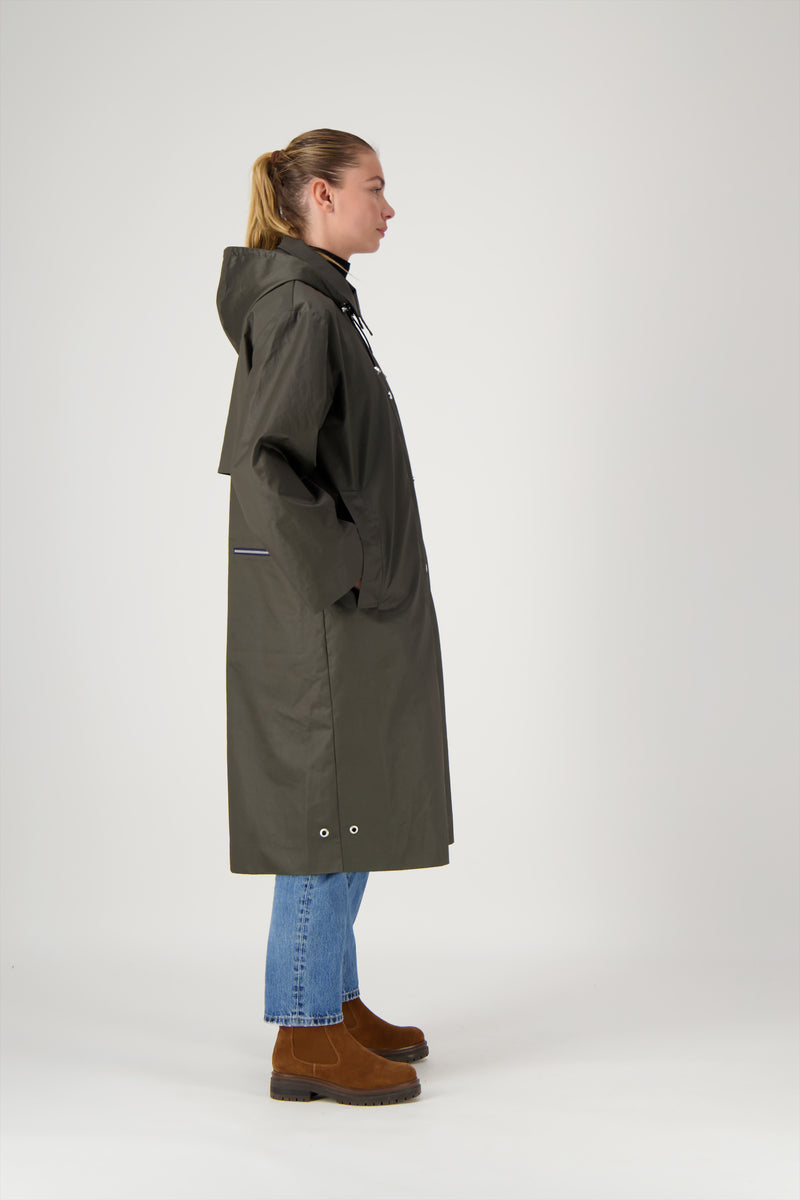 PARKA LOLA en coton enduit déperlant coloris olive avec doublure amovible en fausse fourrure bouclette
