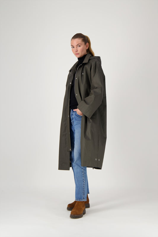 PARKA LOLA COW en coton enduit déperlant disponible en coloris olive, blueblack, craie