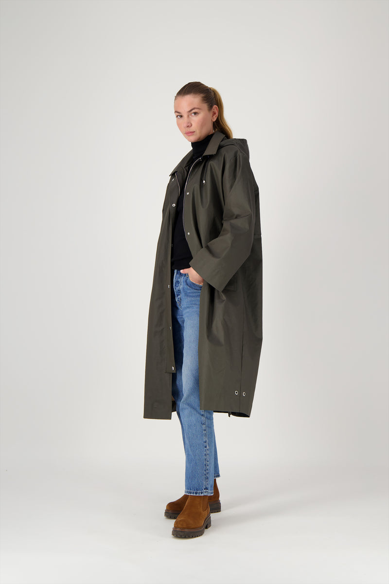 PARKA LOLA en coton enduit déperlant coloris olive avec doublure amovible en fausse fourrure bouclette