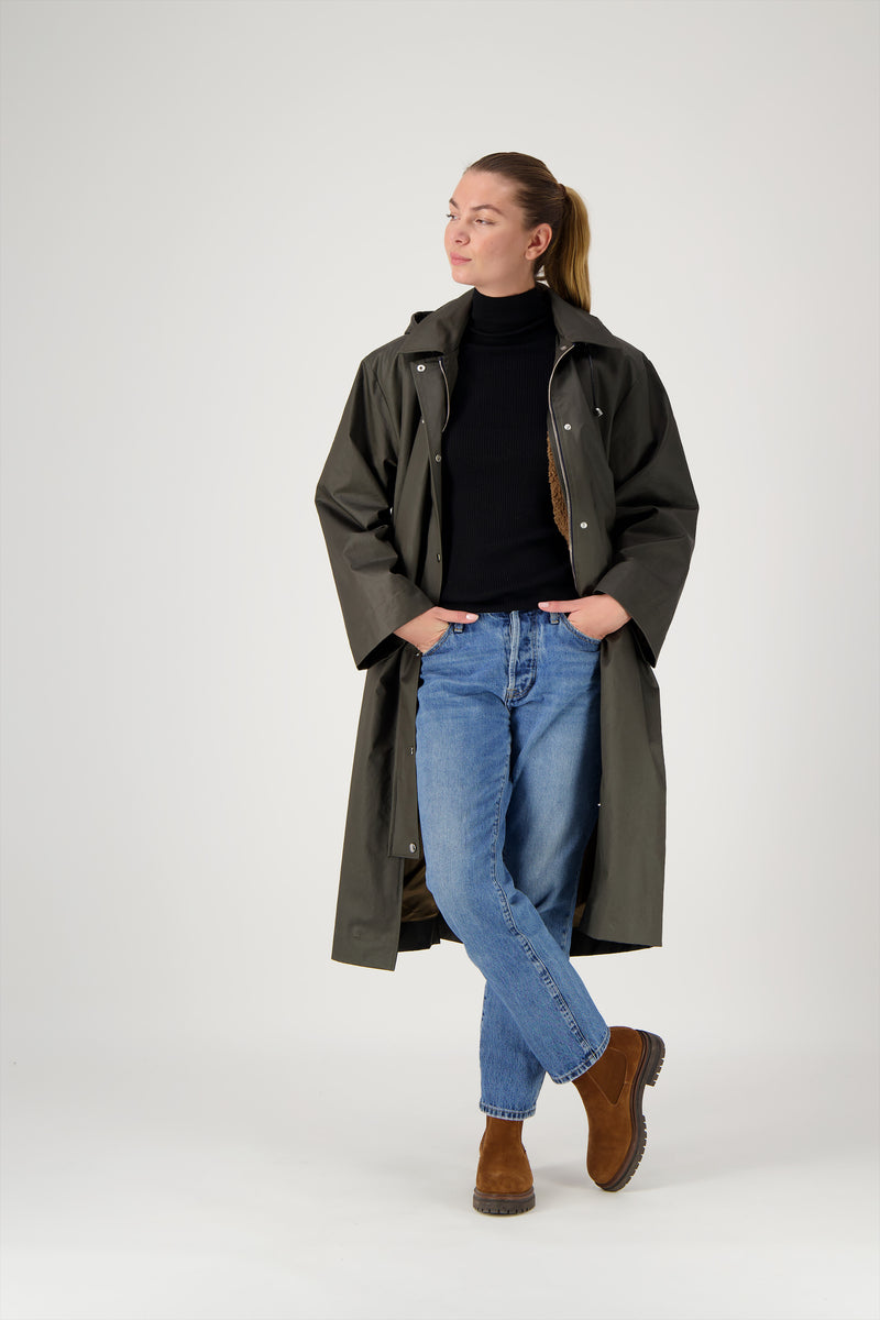 PARKA LOLA en coton enduit déperlant coloris olive avec doublure amovible en fausse fourrure bouclette