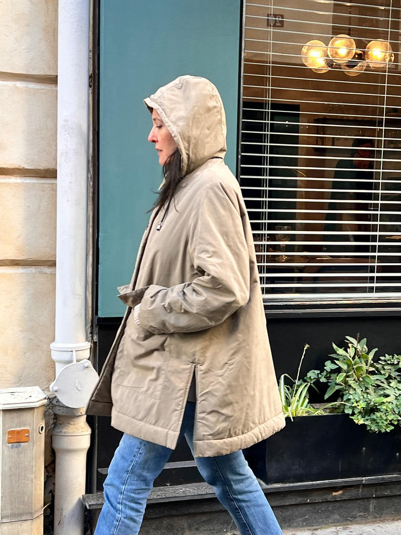 PARKA INAYA en coton déperlant coloris taupe avec doublure en fausse fourrure