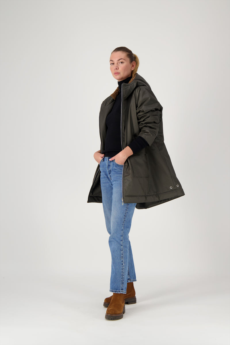 PARKA SOFIA en coton enduit déperlant coloris olive avec doublure en fausse fourrure bouclette