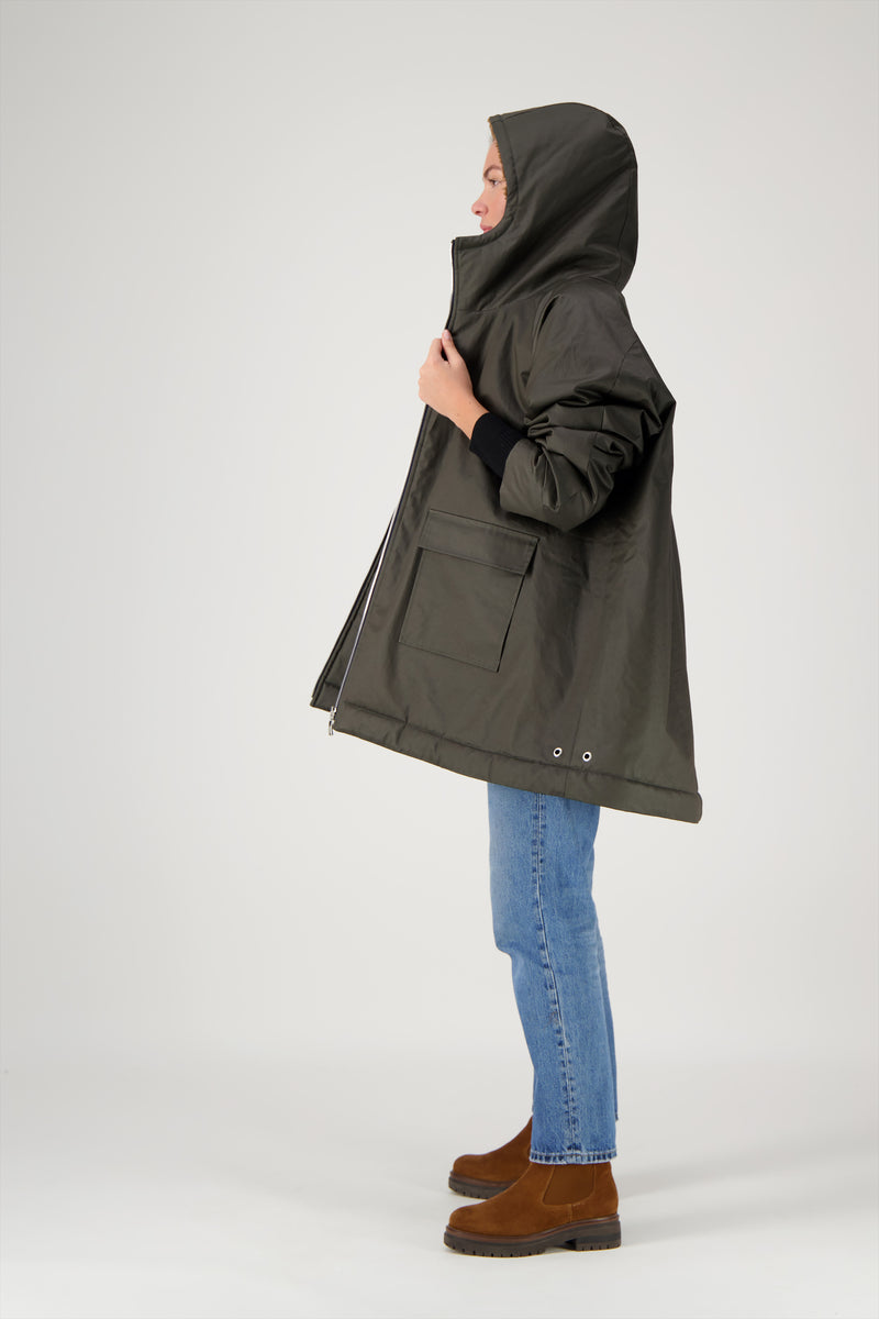 PARKA SOFIA en coton enduit déperlant coloris olive avec doublure en fausse fourrure bouclette