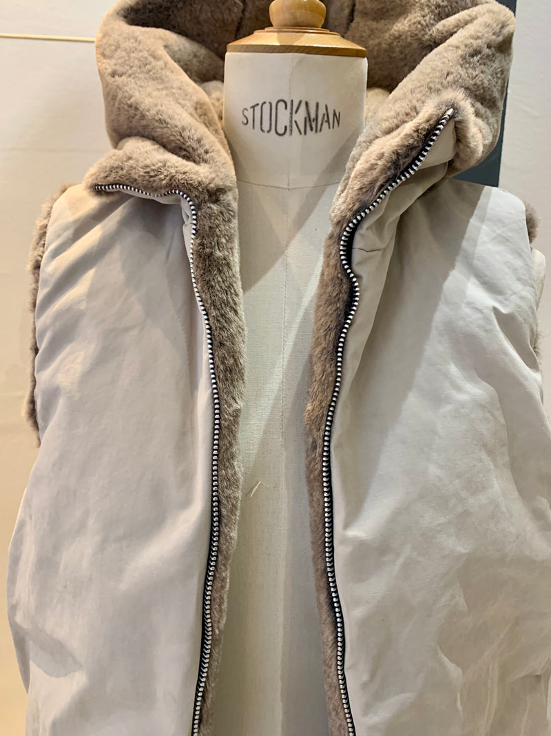GILET REVERSIBLE disponible en coton déperlant craie et fausse fourrure
