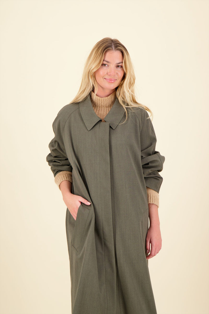 MANTEAU CAMILLE en gabardine de laine déperlante, disponible en coloris bronze, blueblack