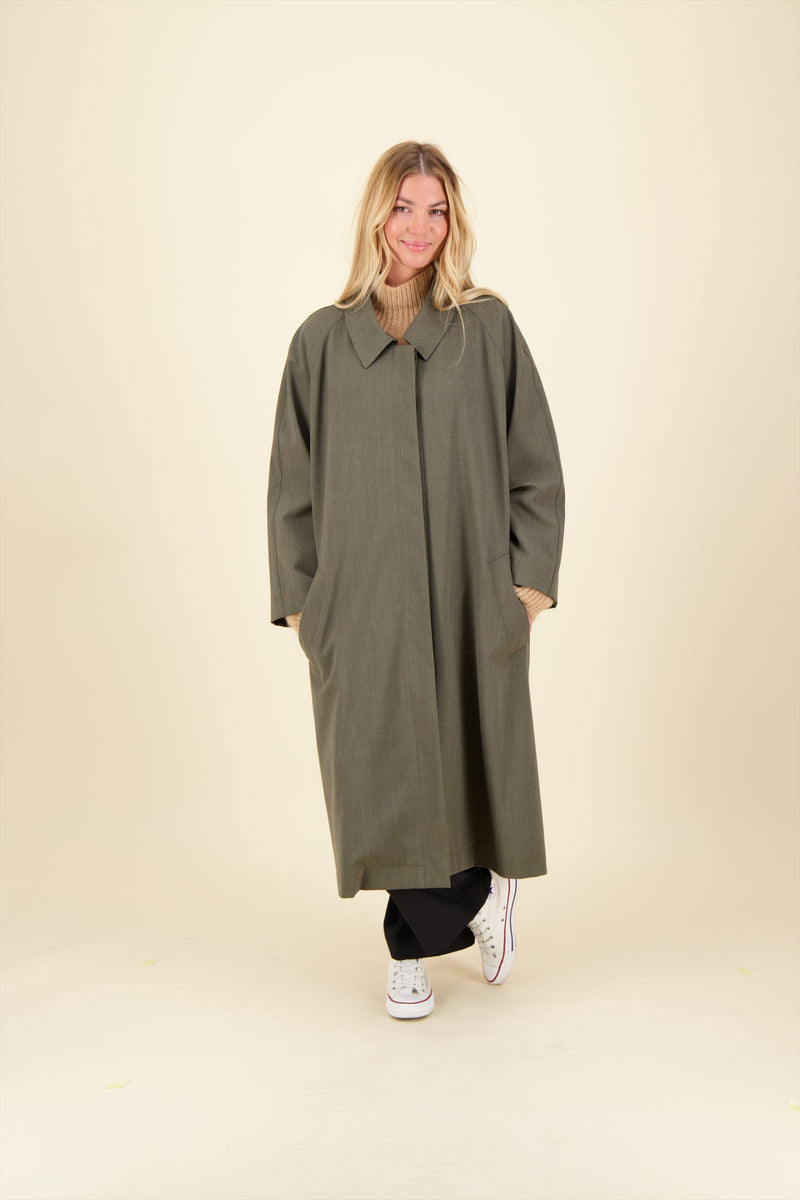 MANTEAU CAMILLE en gabardine de laine déperlante, disponible en coloris bronze, blueblack